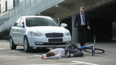 Erkek sürücü bisiklet ile araba kazasından sonra genç kurban nabız kontrol, yardım