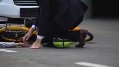 Adam araba kazası kurban nabız kontrol, bisiklet ile çarpışma dan sonra ilk yardım