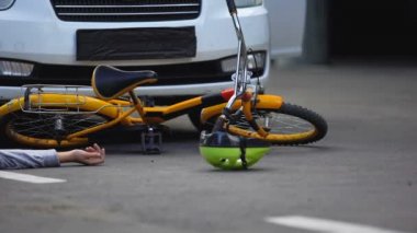 Erkek sürücü kaza dan sonra yolda yatan trafik kazası kurbanı kontrol
