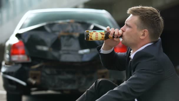 Μεθυσμένος αναστατωμένος αρσενικό οδηγός πίνοντας μπύρα στο δρόμο δρόμο μετά το τροχαίο ατύχημα, ένοχος — Αρχείο Βίντεο
