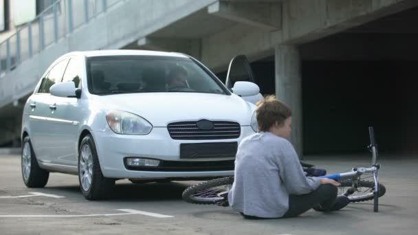 Autista maschio uscire auto dopo crash auto con adolescente in bicicletta, il traffico — Video Stock