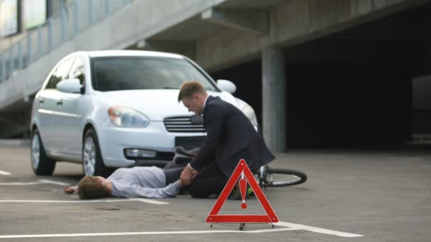 Червоний трикутник на дорозі, чоловік викликає надзвичайну ситуацію після автомобільної аварії з велосипедом — стокове відео