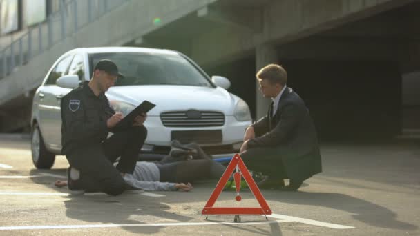 Znak awaryjny na drodze, policjant piśmie raport, kolizji samochodów z rowerem — Wideo stockowe