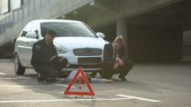 Panneau de signalisation d'urgence sur la route, policier avec chauffeur masculin rédaction du rapport, accident de voiture — Video