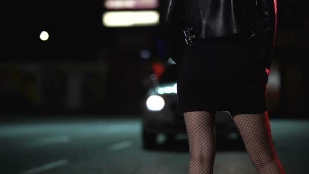 Carro parando perto de prostituta em roupas provocantes na rua escura, vida noturna — Vídeo de Stock