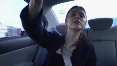 Mutsuz kadın yolcu amatör sürücü en hızlı rota, kötü hizmet söylüyorum