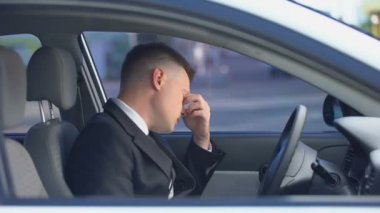 Sürücü koltuğunda oturan resmi takım elbiseli yorgun erkek, stresli yaşam, fazla çalışma