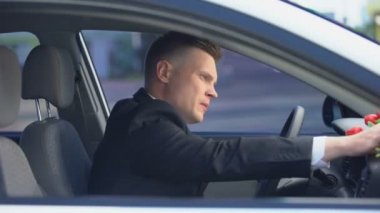 Mutsuz adam lale demet bakarak ve uzak götürmek için karar, ayrılık