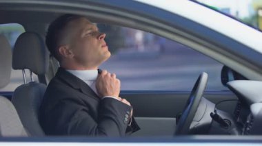 Endişeli yakışıklı erkek önemli toplantı öncesi kravat ve saç ayarlama, tarih