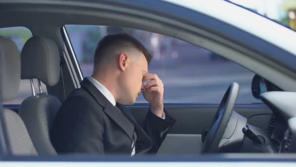 Vyčerpaný muž v formálním obleku, sedící na sedadle řidiče, stresující život, přepracovat — Stock video