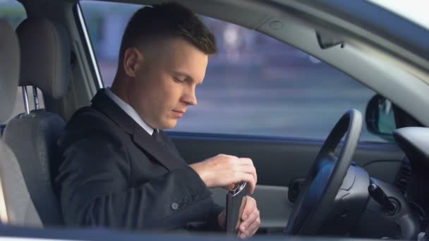 Зависимый от алкоголя мужчина пьет на водительском сидении, запускает двигатель, аварийная ситуация — стоковое видео