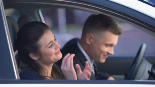 Pareja feliz sonriendo y abrazándose en el coche después de la primera cita, relaciones románticas — Vídeos de Stock