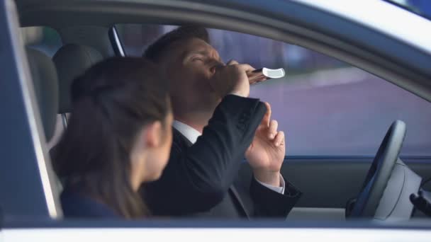 Lady quarreling with boyfriend drinking alcohol on driver seat, dangerous habit — Stock Video