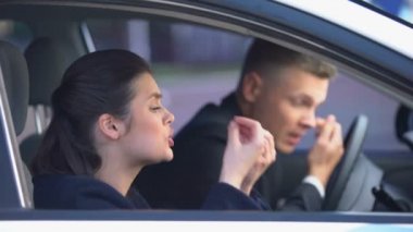 Erkek arkadaşı ve kız arkadaşı arabada kavga, kadın ağlama, ilişki krizi