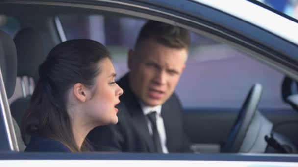 Masculino e feminino brigando no carro, risco de mal-entendido divórcio nas relações — Vídeo de Stock
