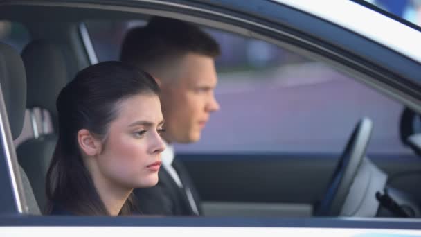 Marido y esposa infelices sentados en el coche después de la pelea, riesgo de divorcio, disputa — Vídeos de Stock