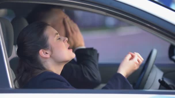 Пара отчаянно спорящих в машине леди покидает семейный конфликт, недоразумение — стоковое видео