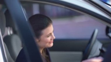 Adam gülen bayan için otomatik kapı açma, mutlu çift sonra tarih sevgi dolu ilişkiler