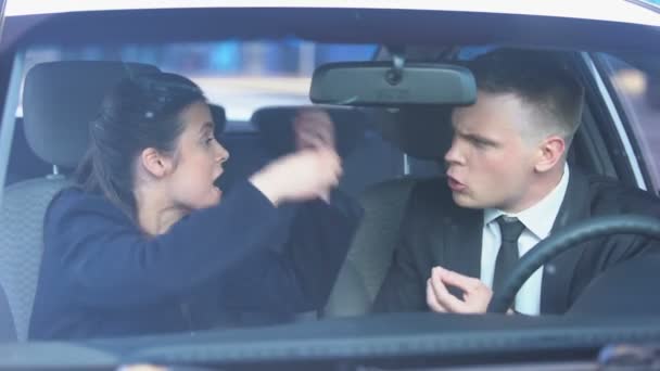 Marido e esposa gritando em auto, mal-entendido nas relações, risco de ruptura — Vídeo de Stock