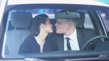 İş gününden önce karısını öpen sevgili koca, güvenilir ilişkiler, aşıklar