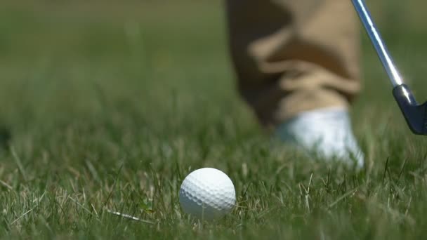 Pemain golf laki-laki memukul bola dengan pengemudi bermain golf di lapangan, gerakan lambat closeup — Stok Video