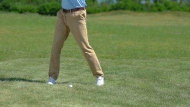 Üzgün golf oyuncusu topa vurmak ve eksik, vurmak için kötü pozisyon, yavaş hareket
