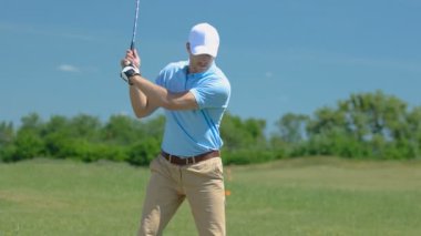 Golf oyuncusu salıncak yapma ve deliğe topu koyarak, zafer ile mutlu, yavaş-mo