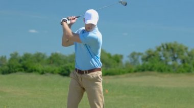 Erkek golfçü yeşil sürücü ile atış isabet, iyi atış, yavaş-mo seviniyor