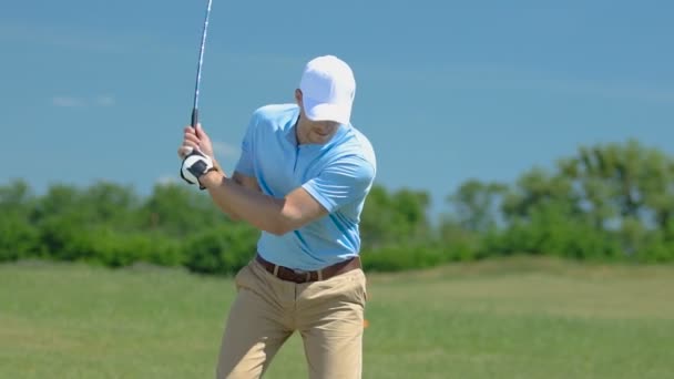 Homem jogando golfe, fazendo tiro de longa distância com motorista no fairway, lazer — Vídeo de Stock