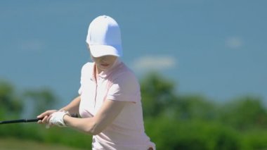 Deneyimsiz kadın golf oyuncusu atış yapmak için sallanan ve eksik, yavaş hareket