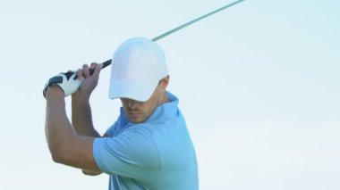 Adam golfçü yeşil, lüks hobi üzerine arazi topu kısa mesafe atış yapma