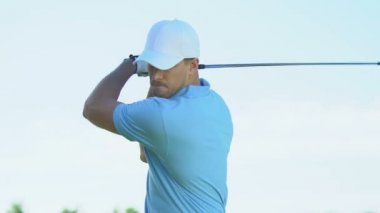 Kendini memnun adam teeing zemin üzerinde tam salıncak yapma, turnuvada ilk hit