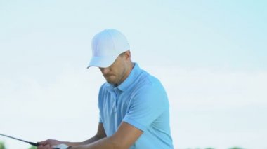 Erkek golf acemi oyuncu uzun mesafe atış yapma, sınırların dışında vurmak, başarısız