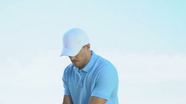 Son derece mutlu adam fairway golf oynarken iyi hit kutluyor, holing