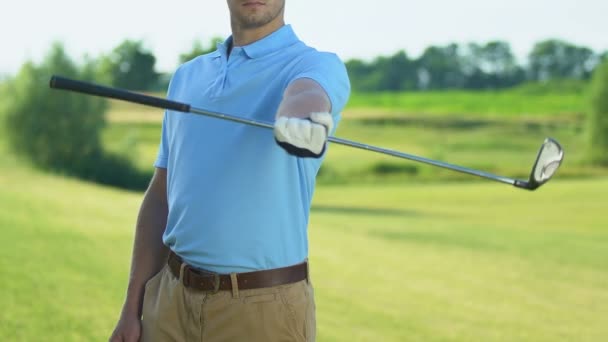 Jogador de golfe profissional aquecendo músculos balançando clube na mão antes do jogo — Vídeo de Stock