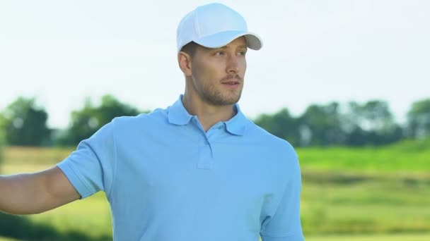 Positieve golfspeler wachten op zijn concurrent, klaar om te spelen, recreatieve activiteit — Stockvideo