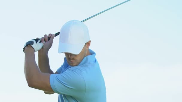 Hombre golfista haciendo tiro de corta distancia a la pelota de tierra en verde, hobby de lujo — Vídeos de Stock