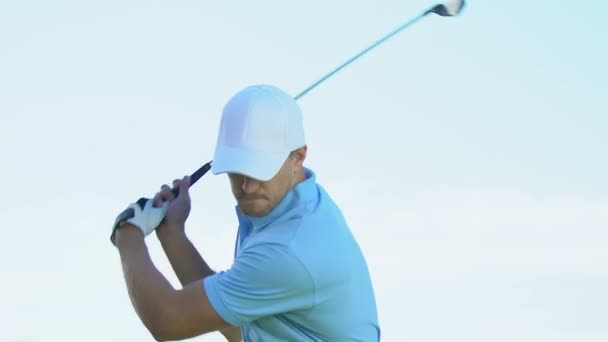 Jogador de golfe masculino fazendo meio swing e bater bola, desfrutando de um bom tiro preciso — Vídeo de Stock