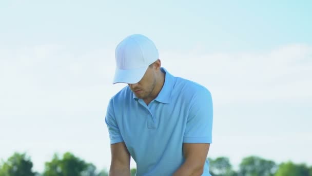 Jugador de golf golpeando pelota de golf desde el teeing ground en fairway, hombre practicando — Vídeos de Stock