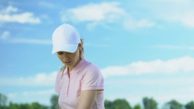 Deneyimsiz genç kadın golf sahasında isabet yapıyor, golf, hobi pratik