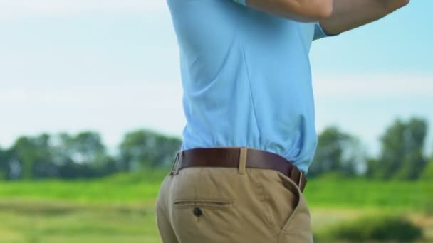 Hráč golfového hráče cítí ostrou bolest zad během houpačky, profesionální trauma — Stock video