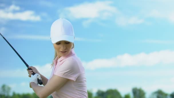 Nerwowy kobieta szkolenia huśtawka i uderzanie piłki gry w golfa na Country Course — Wideo stockowe