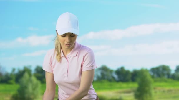 Femme joueur de golf débutant faisant frapper et entrer dans un autre joueur, blague échouer — Video