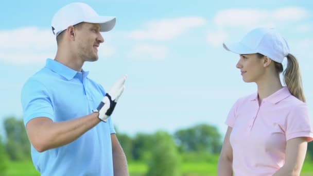 Joueurs de golf professionnels donnant cinq élevés les uns aux autres après la fin du tournoi — Video