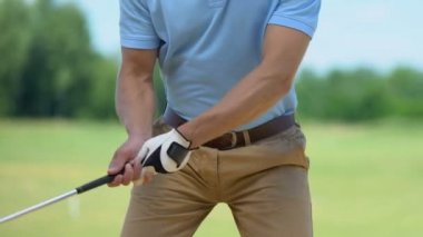 Golf oynarken topa vuran, masaj yaparak omzunda keskin bir acı hisseden genç adam