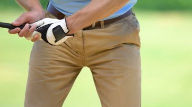 Erkek golfçü salıncak yapma ve dirsek kramp ağrı hissi, masaj başlayan