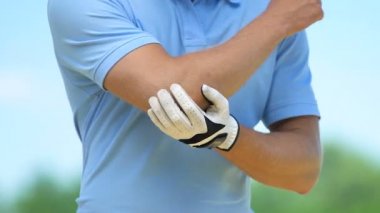 Man golf oyuncusu ısınma ve dirsek kasları masaj, kramp, travma