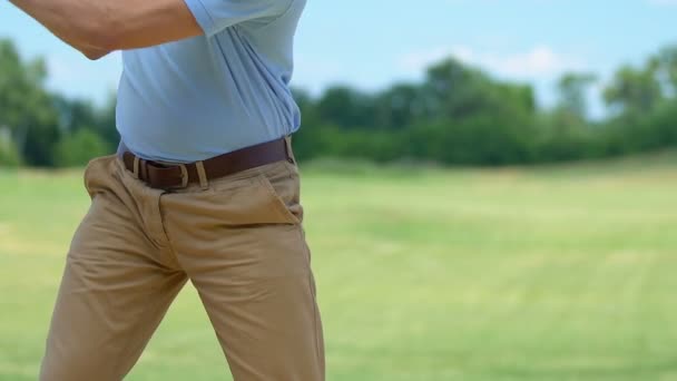 Manliga golfspelare slå köra och att hans axel, professionellt trauma — Stockvideo