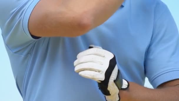 Чоловік у формі гольфу, що розвиває лікоть, відчуває біль і судоми, проблеми з суглобами — стокове відео