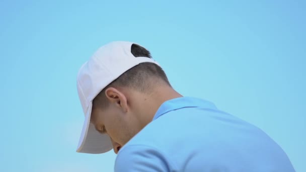Joven jugando al golf y sintiendo dolor agudo repentino en el cuello durante el golpe, esguince — Vídeo de stock